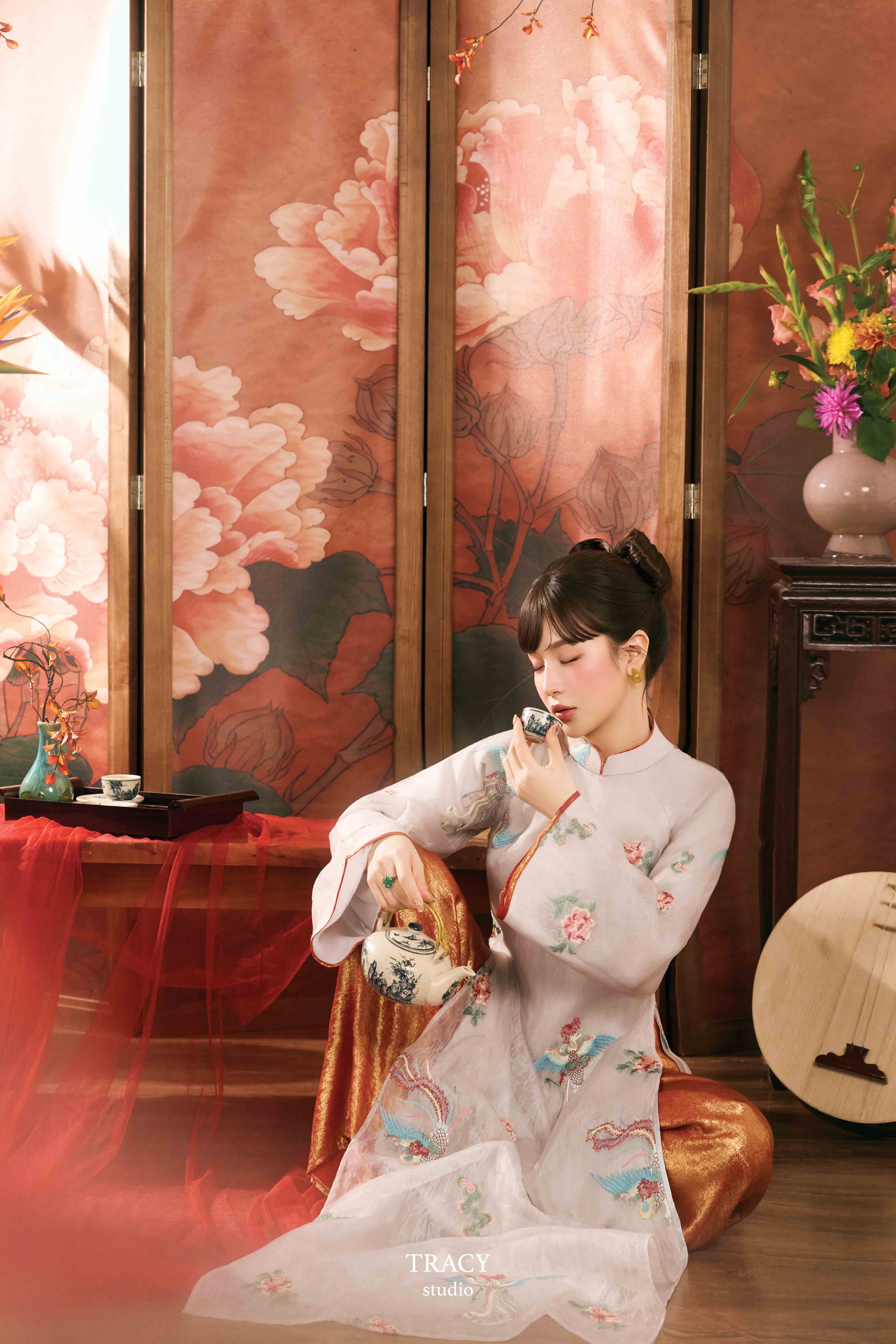 frontend/img/gallery/anh-tet-yem-ao-dai/tracy-studio-chup-concept-ao-dai-trinh-pham (10).jpg